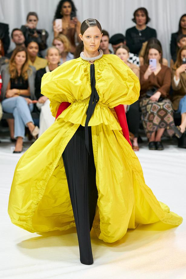 15 Looks From London Fashion Week That Brought The Drama - Viva